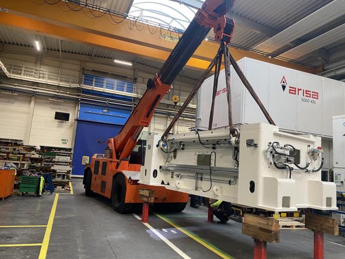 Podnoszenie korpusu prasy mechanicznej ARISA 5000 kN przy użyciu żurawia samojezdnego. 