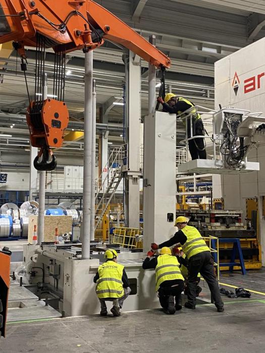Montaż kolumn prasy mechanicznej ARISA z udziałem zespołu technicznego. 