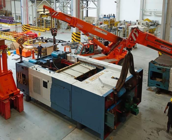 Załadunek elementu linii pras Mossini na platformę transportową. 