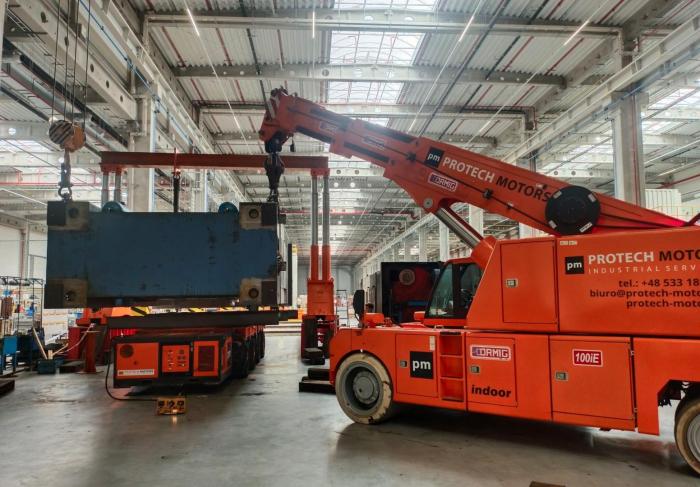 Przemieszczanie korpusu prasy Mossini na systemie podnośników hydraulicznych. 