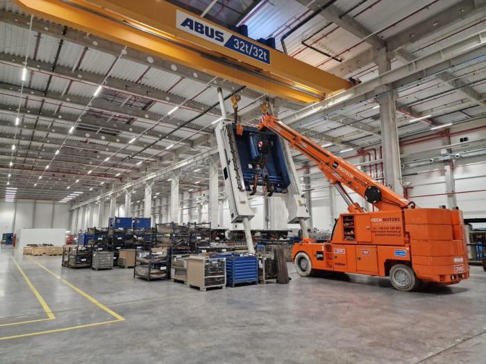 Montaż prasy mechanicznej AIDA w hali produkcyjnej w Bielsko-Białej z użyciem żurawia ORmig. 