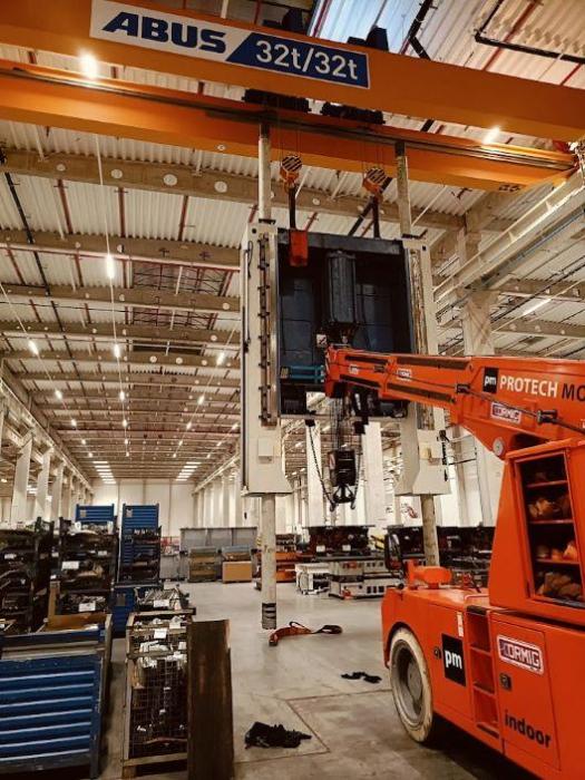 Pozycjonowanie korpusu prasy mechanicznej AIDA przy użyciu żurawia samojezdnego. 