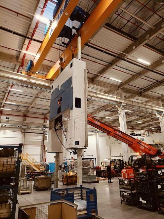 Instalacja prasy AIDA w hali produkcyjnej z wykorzystaniem podnośników kolumnowych. 