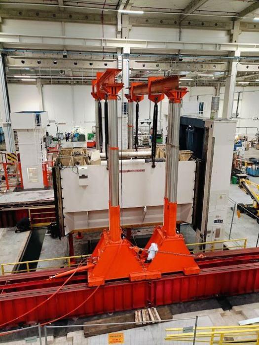 Ustawianie prasy AIDA na fundamencie z użyciem systemów hydraulicznych i suwnicy. 