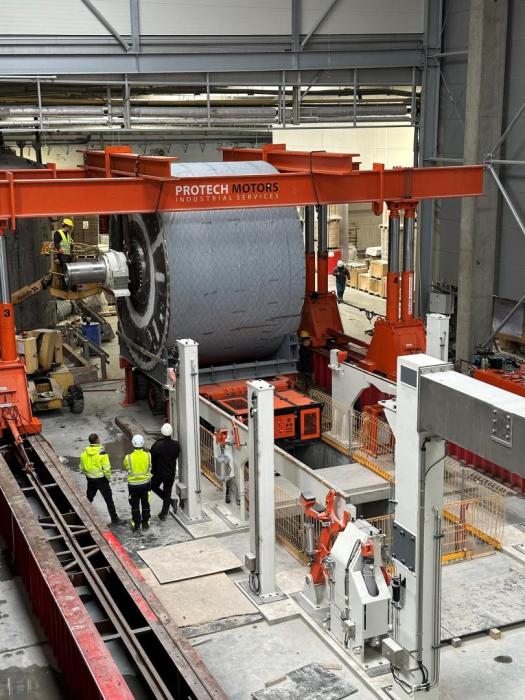 Pozycjonowanie cylindra produkcyjnego w linii technologicznej zakładu papierniczego. 