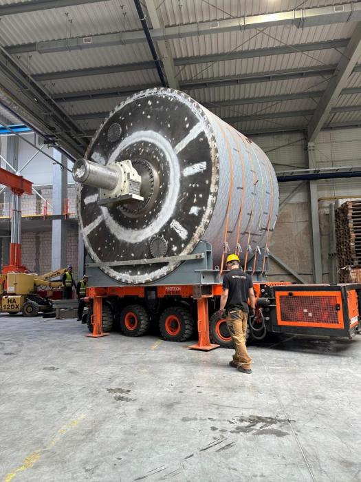 Instalacja cylindra papierniczego przy użyciu systemu hydraulicznego PROTECH MOTORS. 