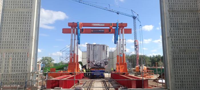Transport transformatora energetycznego na platformie modułowej podczas relokacji. 
