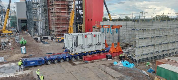 Przemieszczanie transformatora mocy w obrębie placu budowy przy użyciu zestawu SPMT. 