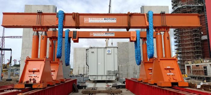Pozycjonowanie transformatora z użyciem bram hydraulicznych w trakcie relokacji przemysłowej. 