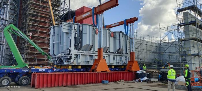 Instalacja transformatora mocy na fundamencie w województwie zachodniopomorskim. 