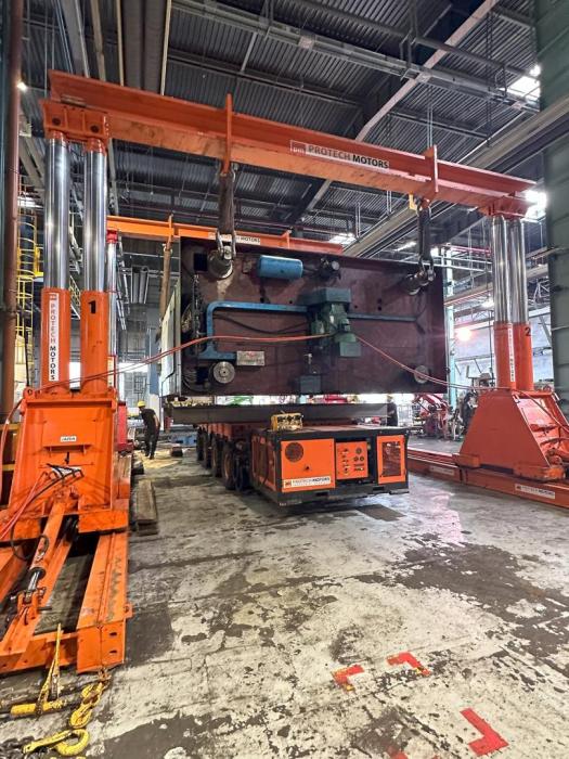 Relokacja prasy przemysłowej 78 ton na platformie samojezdnej SPMT. 
