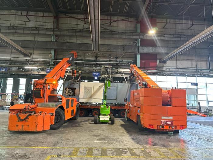 Przemieszczanie prasy o masie 78 ton w obrębie zakładu produkcyjnego. 