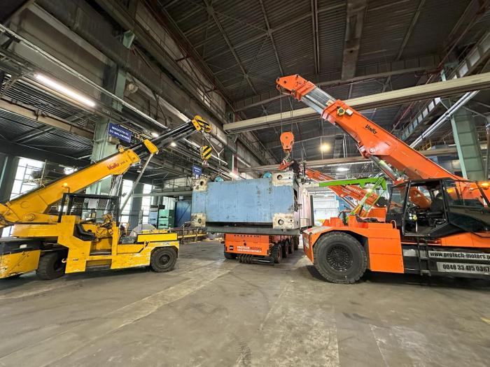 Załadunek prasy przemysłowej 78 ton na naczepę transportową. 