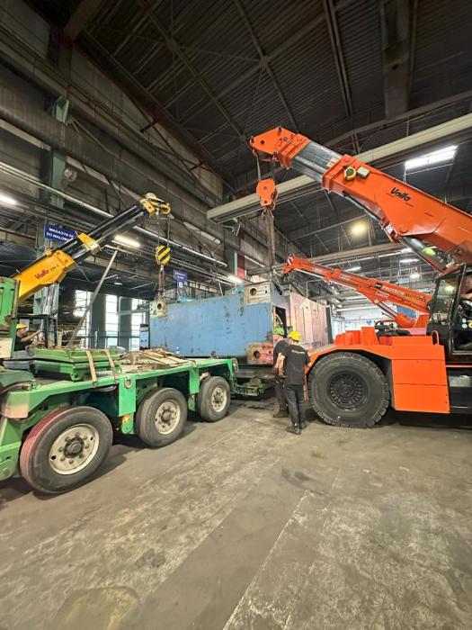 Operacja podnoszenia prasy 78 ton przy użyciu dwóch żurawi przemysłowych. 