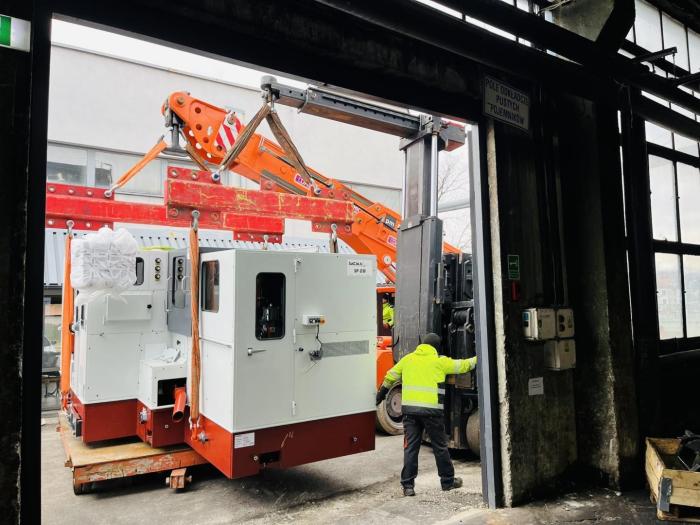 Załadunek maszyny do produkcji śrub przy użyciu dźwigu mobilnego i wózka widłowego. 