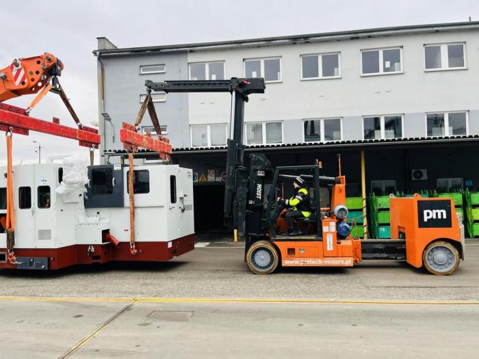 Transport maszyny do produkcji śrub realizowany przez zespół techniczny Protech Motors. 