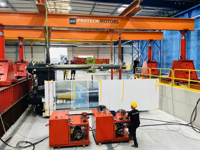 Montaż wtryskarki w hali produkcyjnej z wykorzystaniem bramownicy hydraulicznej. 