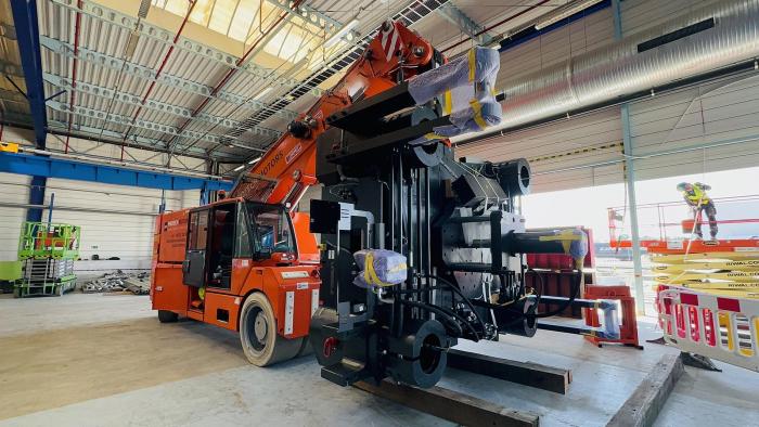 Wprowadzenie wtryskarki do hali produkcyjnej z zachowaniem zasad bezpieczeństwa. 