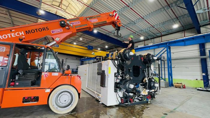 Manewrowanie wtryskarką w hali z wykorzystaniem kompaktowego dźwigu przemysłowego. 