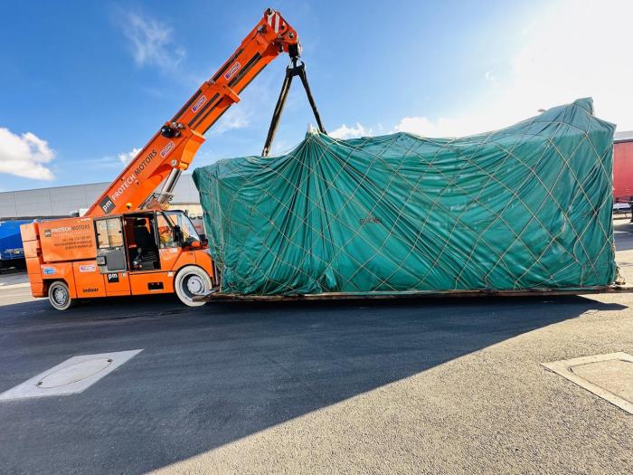 Relokacja wtryskarki zabezpieczonej do transportu podczas manewrowania na terenie firmy. 