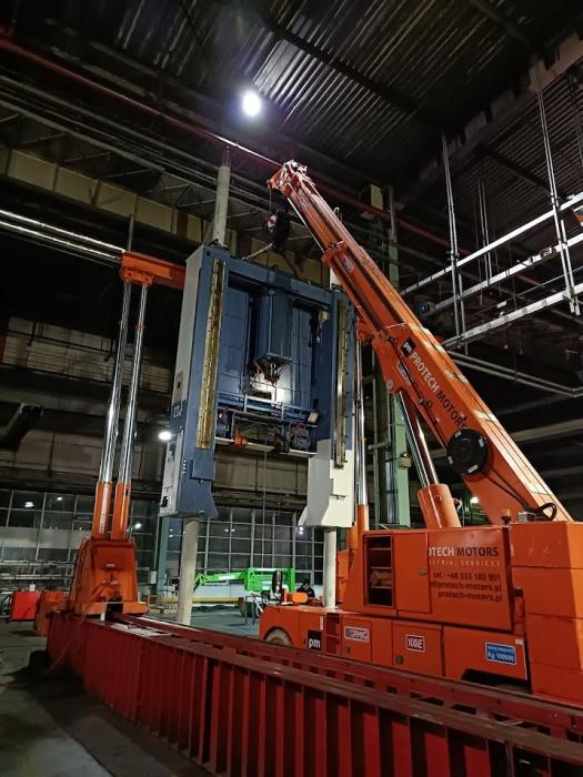 Unoszenie korpusu prasy mechanicznej podczas relokacji w zakładzie w Bielsku-Białej. 