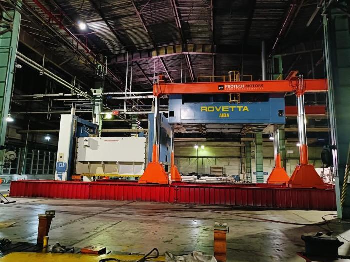 Montaż i ustawienie prasy Rovetta AIDA na konstrukcji wsporczej w nowej lokalizacji. 