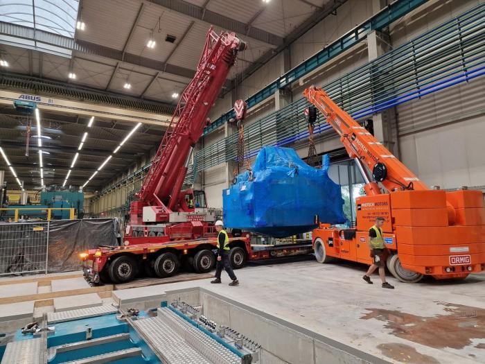 Współpraca dwóch dźwigów podczas montażu ciężkiej prasy o łącznej wadze 200 ton. 