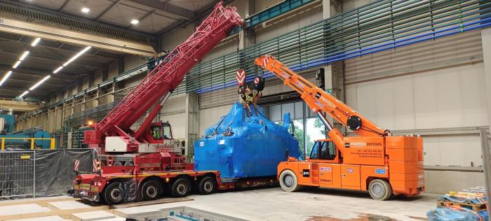 Synchronizowane podnoszenie modułu prasy 200 ton przy użyciu dwóch dźwigów w hali. 