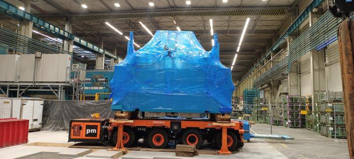 Transport zabezpieczonego korpusu prasy 200-tonowej na platformie samojezdnej. 