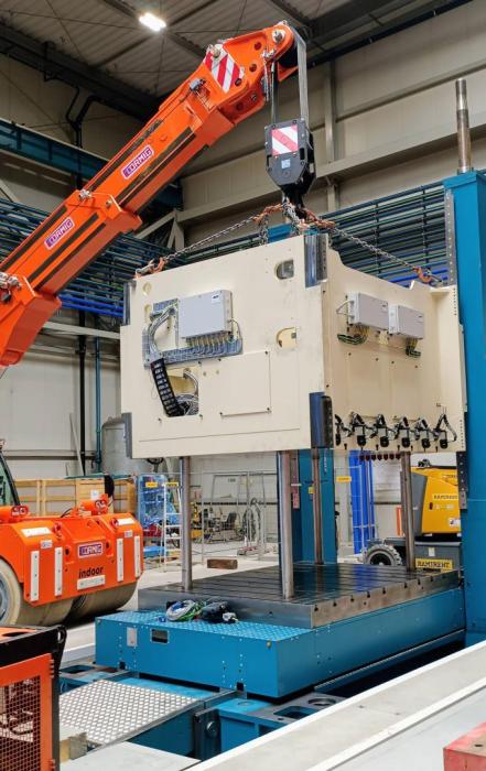 Precyzyjne opuszczanie modułu prasy do wnętrza stanowiska montażowego. 