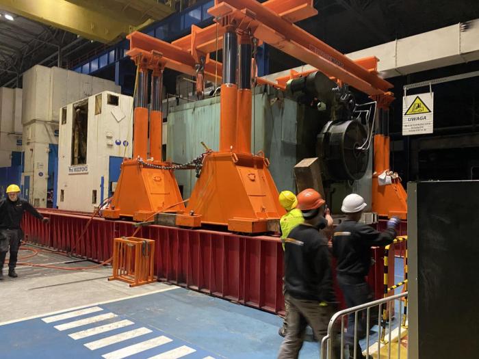 Zabezpieczanie i stabilizacja prasy mechanicznej na konstrukcji transportowej. 