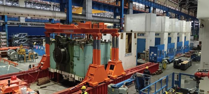 Przemieszczanie prasy mechanicznej w obrębie zakładu z wykorzystaniem systemu podnoszenia. 