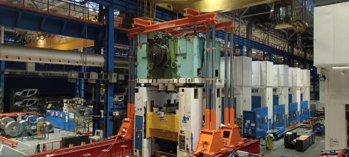 Ustawianie prasy mechanicznej na stanowisku docelowym w zakładzie przemysłowym w Tychach. 