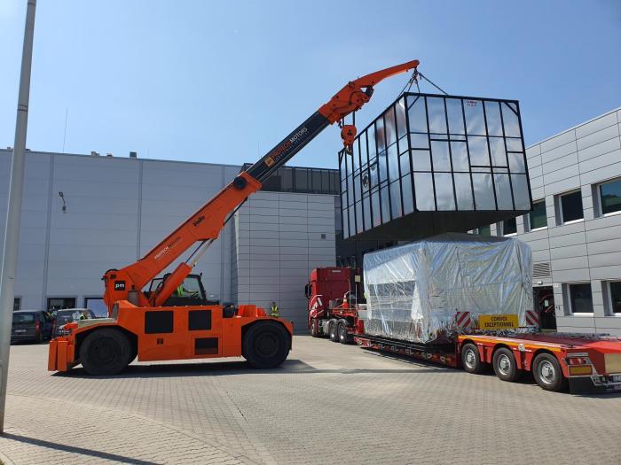 VALLA w trakcie podnoszenia i transportu modułu technologicznego na placu zakładu. 