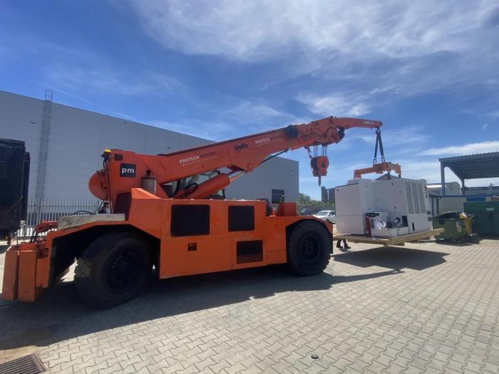 Dźwig przemysłowy VALLA podczas relokacji maszyny przemysłowej na terenie firmy. 