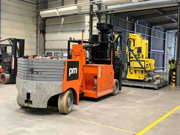 MOBILLIFT w trakcie przemieszczania maszyny przemysłowej na platformie transportowej. 