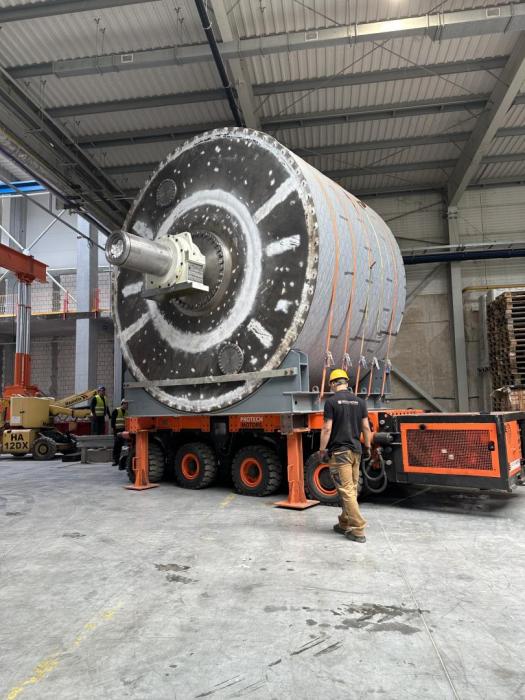 Transport ciężkiego walca przemysłowego na platformie samojezdnej o udźwigu 240 ton. 