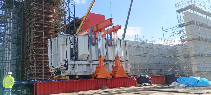 Hydrauliczna suwnica samojezdna 800 t w trakcie relokacji transformatora energetycznego. 