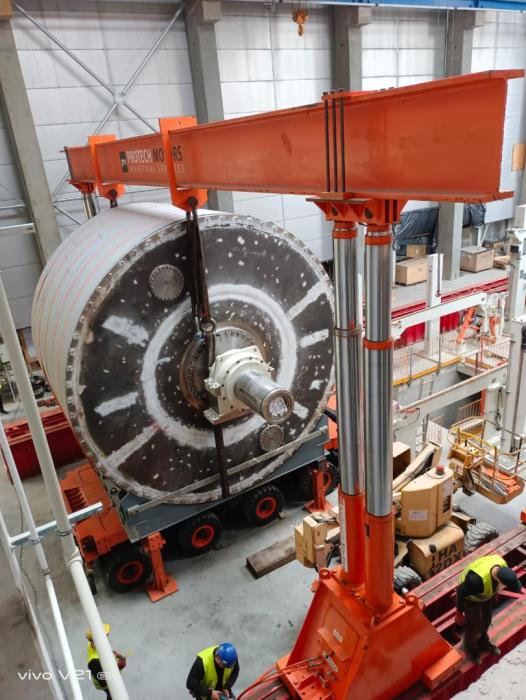 Suwnica hydrauliczna 800 t podczas precyzyjnego opuszczania ciężkiego elementu w zakładzie przemysłowym. 