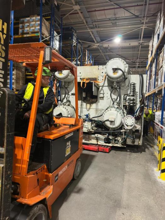 Precyzyjne pozycjonowanie ciężkiego urządzenia przy użyciu wózka widłowego. 