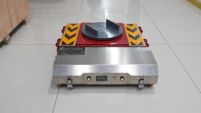 Rolka maszynowa z panelem sterowania i obrotowym talerzem do relokacji ciężkich urządzeń. 