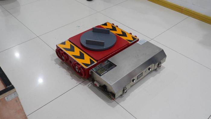 Niskoprofilowa rolka transportowa do przemieszczania maszyn w halach przemysłowych. 