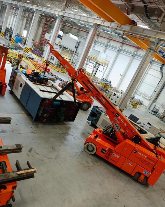 Relokacja prasy hydraulicznej we Wrocławiu z użyciem żurawia samojezdnego Ormig. 