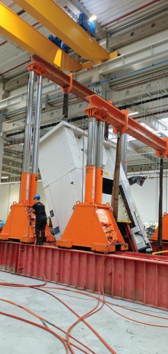 Przechylenie i ustawianie prasy hydraulicznej w systemie hydraulicznym o dużej nośności. 