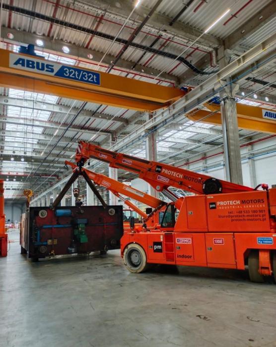 Transport prasy hydraulicznej w hali z wykorzystaniem suwnicy ABUS 32t. 