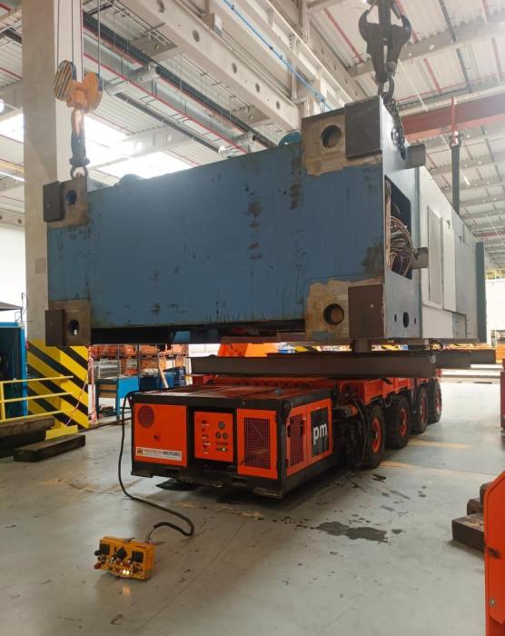 Precyzyjne ustawianie prasy hydraulicznej na wózku transportowym o dużej nośności. 