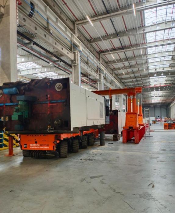 Relokacja ciężkiej prasy hydraulicznej z wykorzystaniem hydraulicznego systemu podnoszenia. 