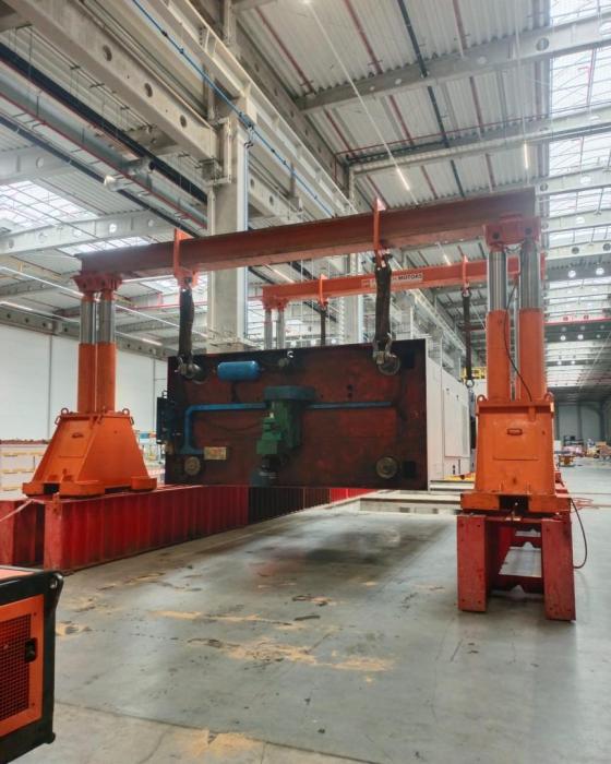 Podnoszenie korpusu prasy hydraulicznej przy użyciu hydraulicznej ramy bramowej. 