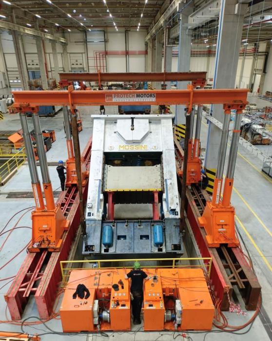 Instalacja prasy Mossini w konstrukcji podnoszącej podczas relokacji we Wrocławiu. 