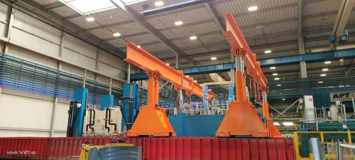 Montaż prasy przemysłowej o łącznej wadze 200 ton z użyciem hydraulicznej bramownicy. 